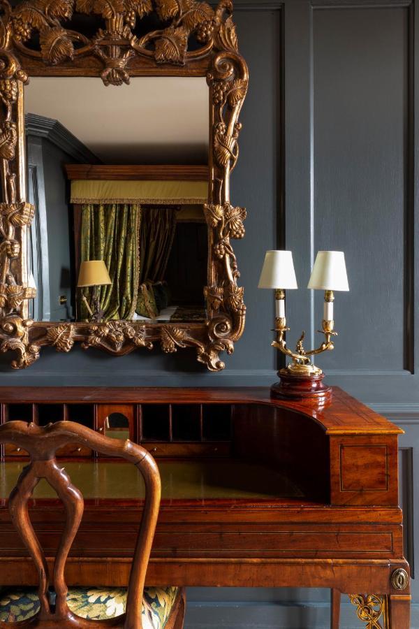 Batty Langley'S Hotel London Kültér fotó A pair of 19th-century French bronze candelabra
