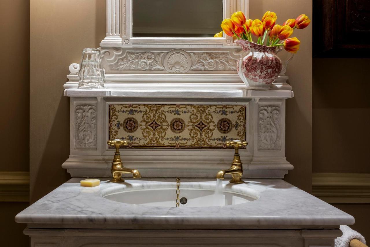 Batty Langley'S Hotel London Kültér fotó A marble sink
