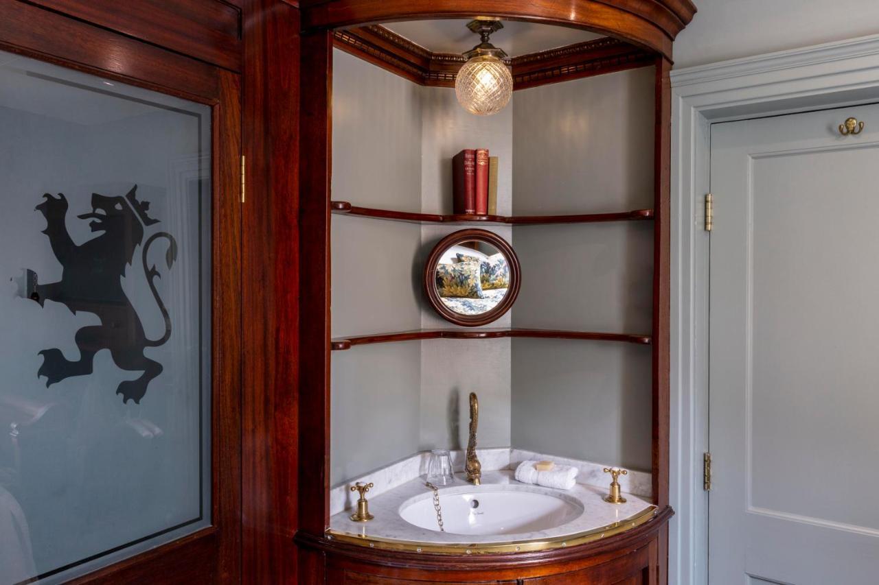 Batty Langley'S Hotel London Kültér fotó A wash basin in a hotel room
