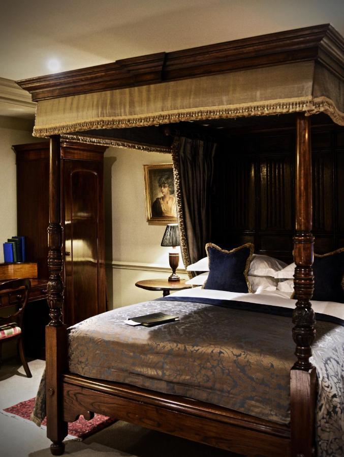 Batty Langley'S Hotel London Kültér fotó A bedroom at the hotel