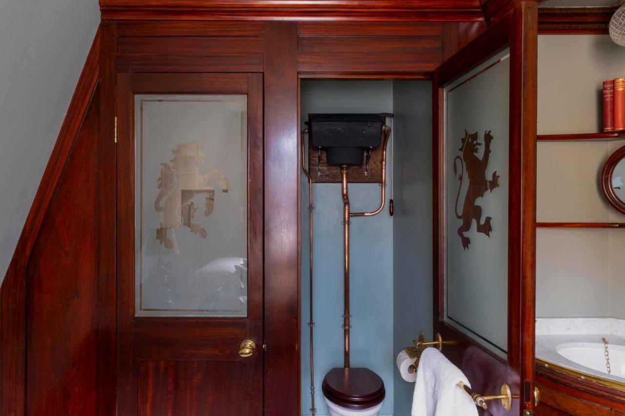 Batty Langley'S Hotel London Kültér fotó A toilet in the bathroom of the 1907 house