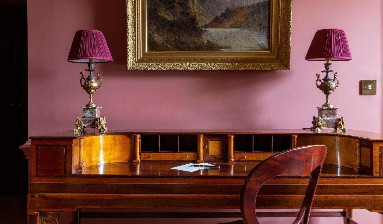 Batty Langley'S Hotel London Kültér fotó A desk in the study
