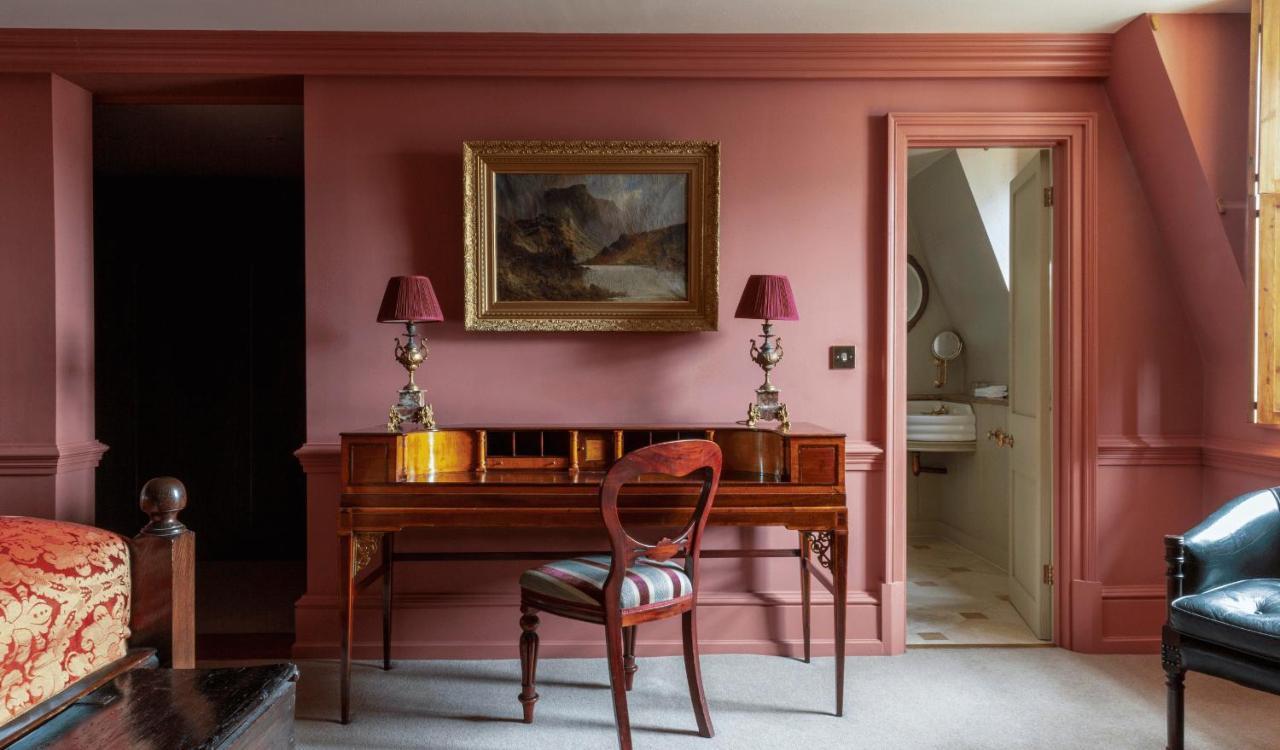 Batty Langley'S Hotel London Kültér fotó A room painted in Farrow & Ball's Red Carmine