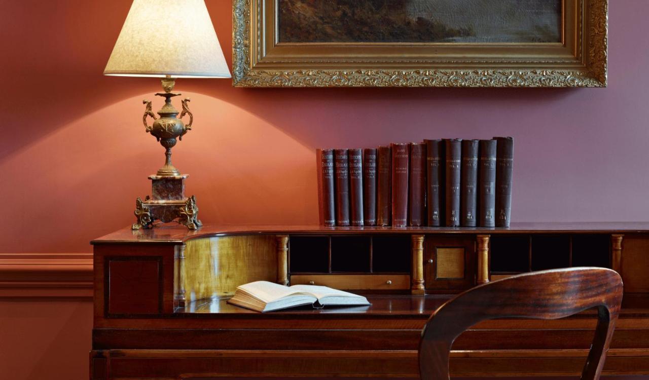 Batty Langley'S Hotel London Kültér fotó A desk with a lamp