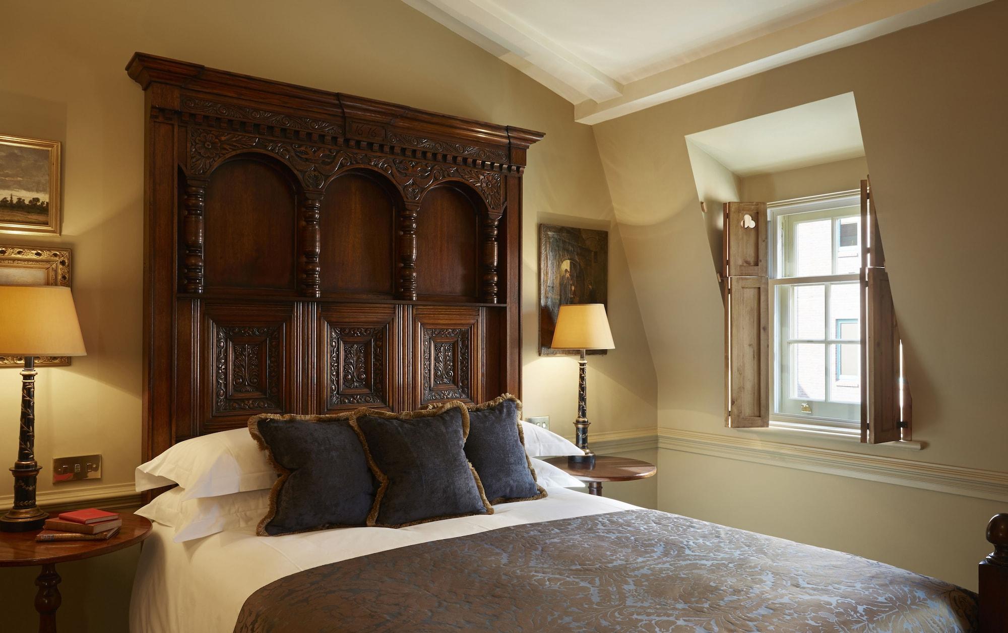 Batty Langley'S Hotel London Kültér fotó A bedroom at the hotel