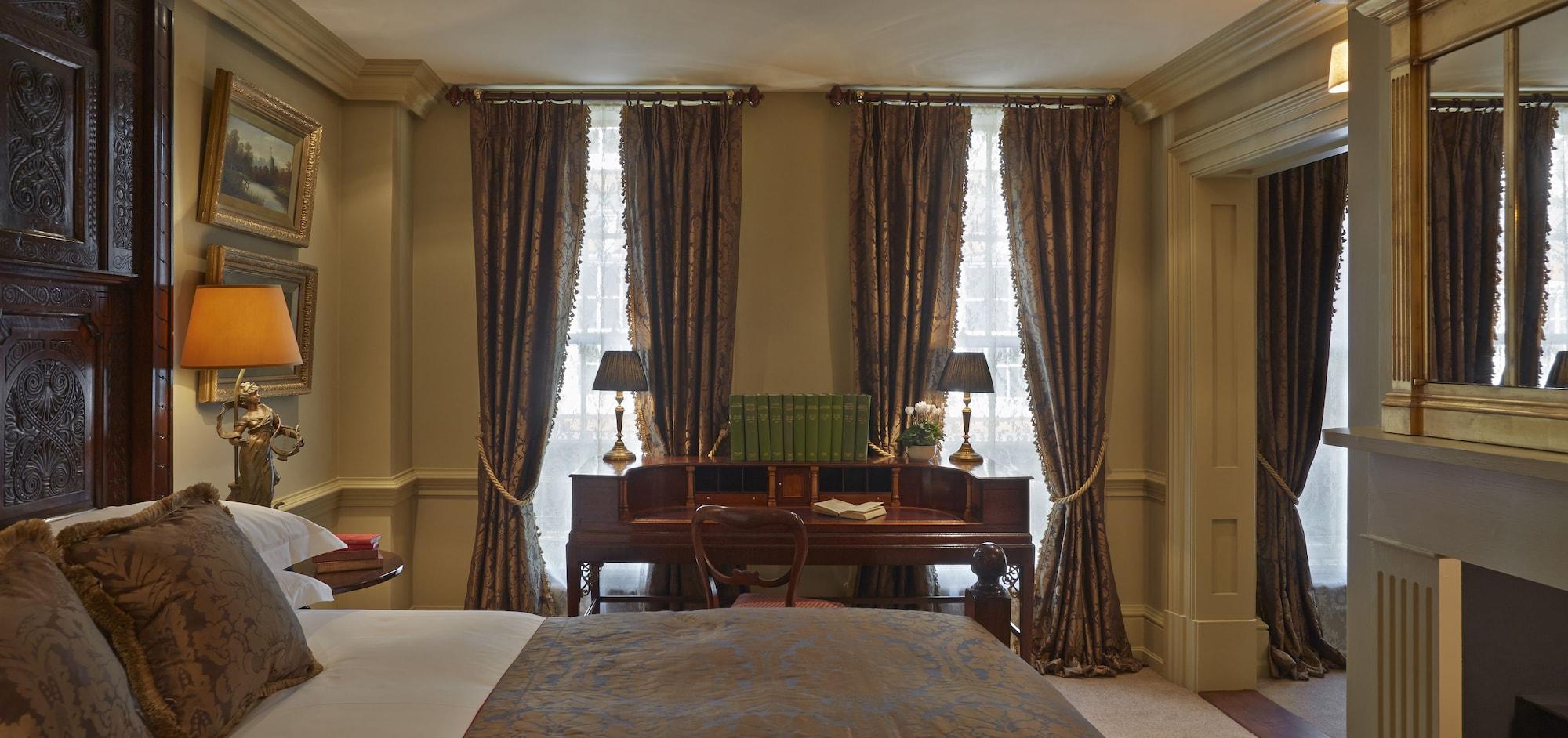 Batty Langley'S Hotel London Kültér fotó Curtains in a bedroom