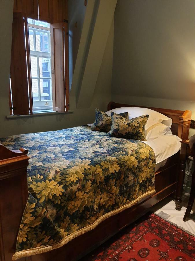 Batty Langley'S Hotel London Kültér fotó A guest room at the Inn